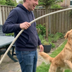 drukke_hond_hengel_met_knuffel